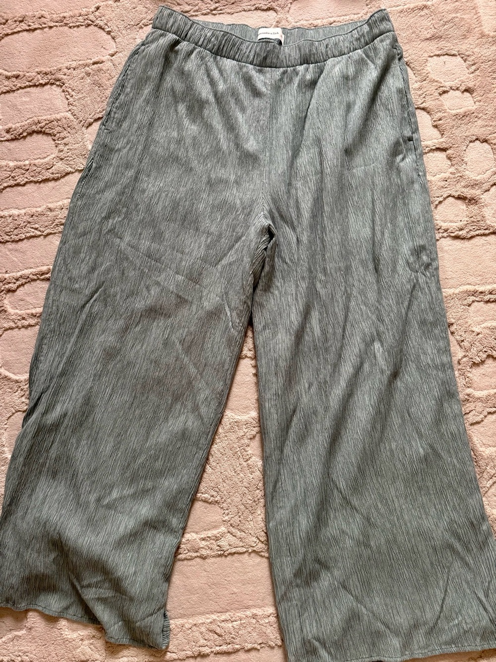 NWOT Abercrombie Two Piece Sage Set Large - Picture 2 of 5